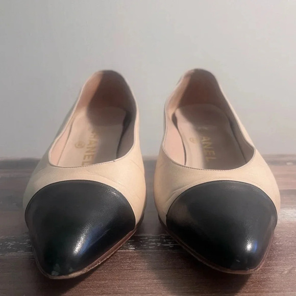 Chanel Nude and Black Toe Interlocking Logo Leather Pumps Size 8 - Picture 5 of 6